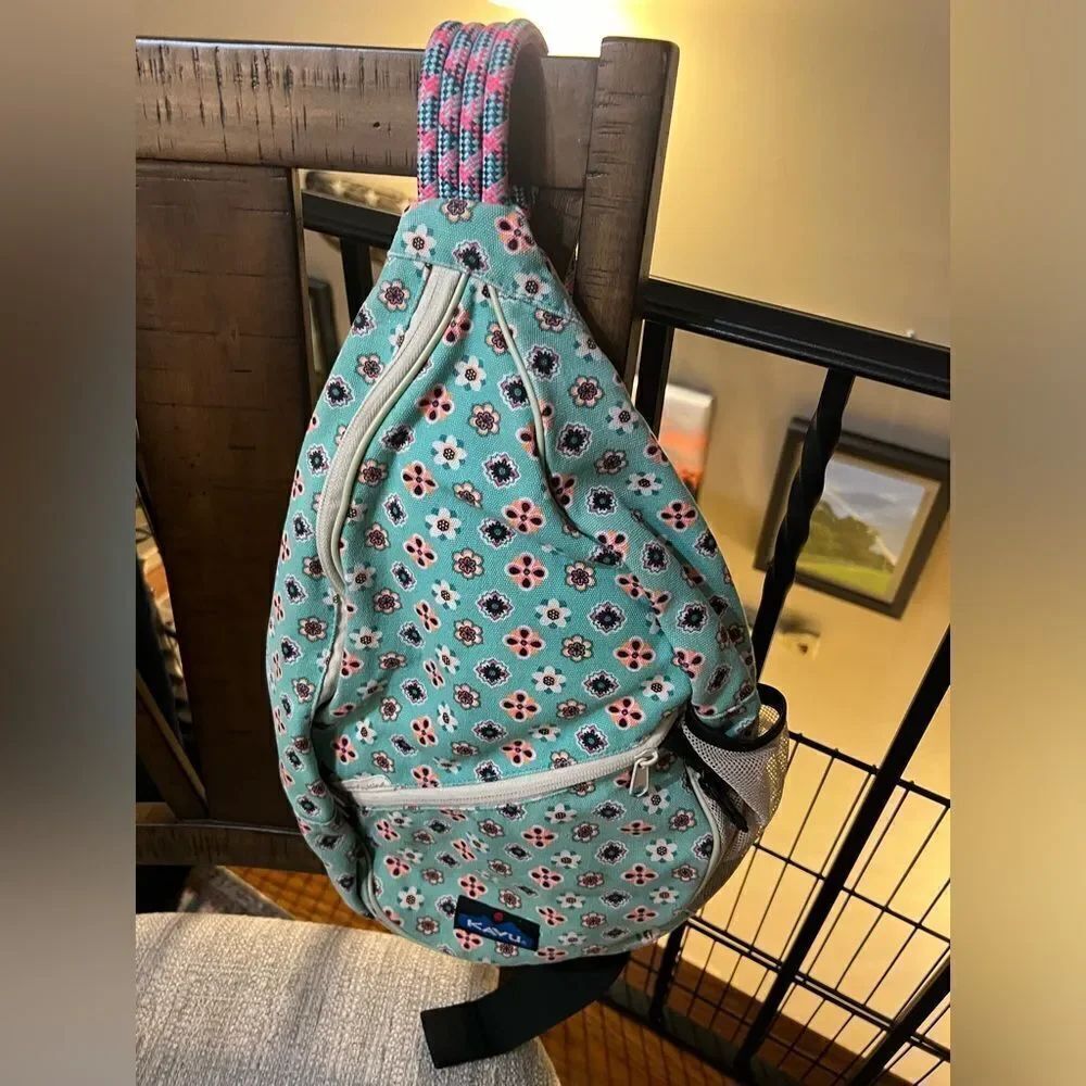 Beautiful seafoam and hot pink Kavu rope bag